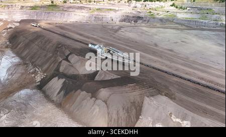 Vue aérienne de l'exploitation minière à ciel ouvert avec système de convoyeur – extraction industrielle et scène de terrassement Banque D'Images