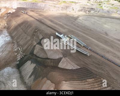 Vue aérienne de l'exploitation minière à ciel ouvert avec système de convoyeur – extraction industrielle et scène de terrassement Banque D'Images