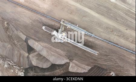 Vue aérienne de l'exploitation minière à ciel ouvert avec système de convoyeur – extraction industrielle et scène de terrassement Banque D'Images