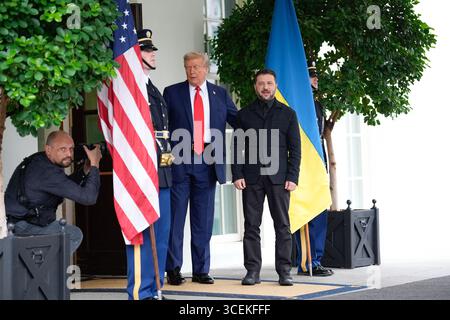 Washington, États-Unis. 18 août 2025. Le président AMÉRICAIN Donald Trump salue le président ukrainien Volodymyr Zelenskiy avant leur rencontre avec les dirigeants européens à la Maison Blanche à Washington le 18 août 2025. Crédit : Yuri Gripas/Pool via CNP crédit : Abaca Press/Alamy Live News Banque D'Images