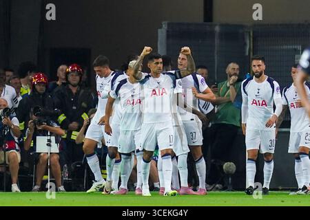 Le défenseur du Tottenham Hotspur FC Micky van de Ven (37) marque un BUT 0-1 et célèbre avec le défenseur du Tottenham Hotspur FC Cristian Romero (17 ans) lors de la finale de Super Coupe de l'UEFA Paris Saint-Germain - Tottenham Hotspur FC au Stadio Friuli, Udine, Italie le 13 août 2025 crédit : Alex Young/Every second Media Banque D'Images