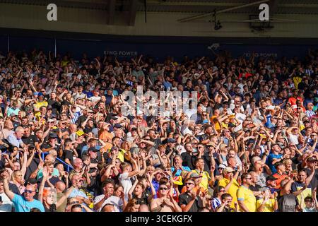 Leicester, Royaume-Uni. 10 août 2025. Sheffield Wednesday fans pendant le match Leicester City FC vs Sheffield Wednesday FC Sky Bet Championship au King Power Stadium, Leicester, Angleterre, Royaume-Uni le 10 août 2025 crédit : Eleanor Hoad/Every second Media crédit : Every second Media/Alamy Live News Banque D'Images