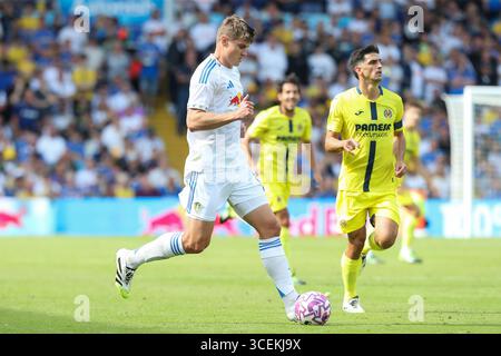 Leeds, Royaume-Uni. 02 août 2025. Leeds United Jaka Bijol (15 ans) passe le ballon lors du match amical de pré-saison Leeds United FC contre Villarreal CF à Elland Road, Leeds, Angleterre, Royaume-Uni le 2 août 2025 crédit : Lee Keuneke/Every second Media crédit : Every second Media/Alamy Live News Banque D'Images