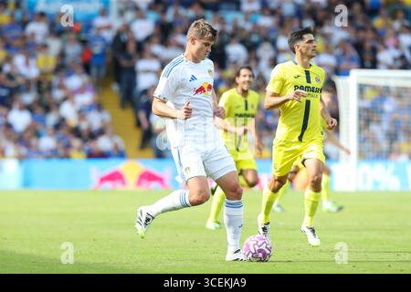 Leeds, Royaume-Uni. 02 août 2025. Leeds United Jaka Bijol (15 ans) passe le ballon lors du match amical de pré-saison Leeds United FC contre Villarreal CF à Elland Road, Leeds, Angleterre, Royaume-Uni le 2 août 2025 crédit : Lee Keuneke/Every second Media crédit : Every second Media/Alamy Live News Banque D'Images