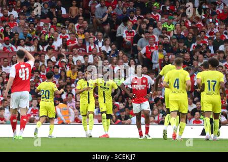 Londres, Royaume-Uni. 06 août 2025. Arnaut Danjuma de Villarreal célèbre son but à la 68e minute pour 1-3 lors du match amical de pré-saison Arsenal FC contre Villarreal CF à l'Emirates Stadium, Londres, Angleterre, Royaume-Uni le 6 août 2025 crédit : Katie Chan/Every second Media crédit : Every second Media/Alamy Live News Banque D'Images