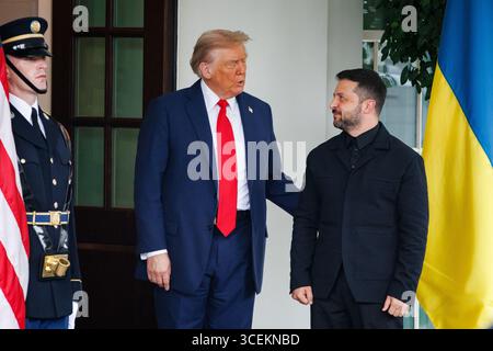 Washington, États-Unis. 18 août 2025. Le président américain Donald Trump accueille le président ukrainien Volodymyr Zelensky dans l’aile ouest de la Maison Blanche le 8 août 2025 à Washington, DC Trump accueille Zelensky et d’autres dirigeants européens pour discuter d’un accord de paix entre la Russie et l’Ukraine visant à mettre fin à la guerre en Ukraine après avoir rencontré le président russe Vladimir Poutine vendredi en Alaska. (Photo de Samuel Corum/Sipa USA) crédit : Sipa USA/Alamy Live News Banque D'Images