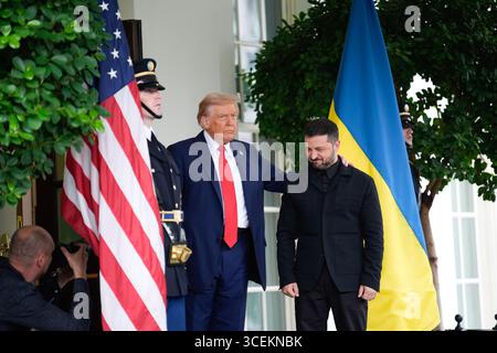 Washington DC, États-Unis. 18 août 2025. Le président américain Donald J Trump salue le président ukrainien Volodymyr Zelenskyy avant leur rencontre avec les dirigeants européens à la Maison Blanche à WashingtonDC, États-Unis, le 18 août 2025. Crédit : Yuri Gripas/Pool via CNP/MediaPunch crédit : MediaPunch Inc/Alamy Live News Banque D'Images