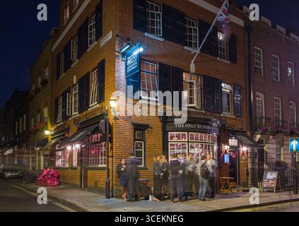 Les gens se tenant en dehors de l'unique sous Valet de nuit pub, Charles Street, Mayfair, City of Westminster, London, England, United Kingdom Banque D'Images
