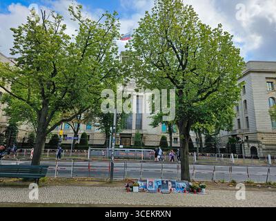 Un petit mémorial de fortune avec des photos et des fleurs pour le défunt chef de l'opposition russe Alexei Navalny, placé sur le trottoir en face de l'ambassade Banque D'Images