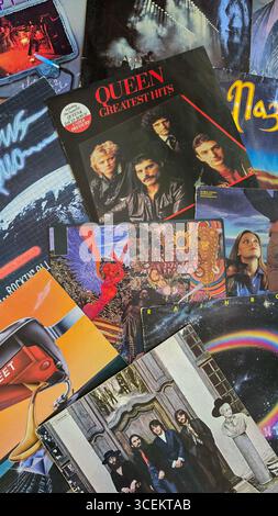 Collection de vieux disques vinyles LP avec des pochettes de divers groupes de rock. 18 août 2025. Uberlingen, Allemagne Banque D'Images