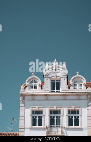 Fenêtres ornées sur le bâtiment à Vila Real de Santo Antonio, Portugal Banque D'Images