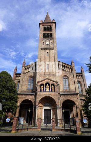 Image de face verticale de l'église Pierre et Paul, Potsdam, Brandebourg, Allemagne, avec sa façade architecturale éclectique, tour historique Banque D'Images