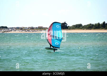 Planche à voile avec planche à voile de cerf-volant Banque D'Images