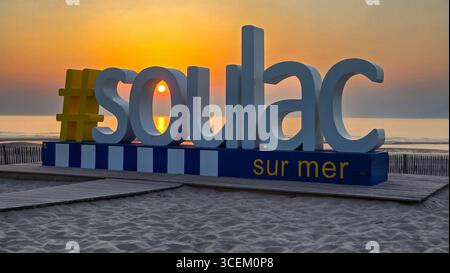 Hashtag Soulac-sur-mer, lettres géantes sur une plage dans l'ambiance du soir. 10 juin 2025. Soulac-sur-mer, Médoc. France Banque D'Images