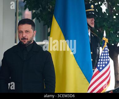 Washington, États-Unis. 18 août 2025. Le président ukrainien Volodymyr Zelensky (à gauche) arrive à la Maison Blanche à Washington, DC, aux États-Unis, le 18 août 2025. Le président ukrainien Volodymyr Zelensky est arrivé à la Maison Blanche et a entamé lundi une réunion bilatérale avec le président américain Donald Trump. Crédit : HU Yousong/Xinhua/Alamy Live News Banque D'Images