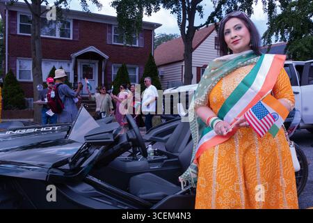 Portrait de Dr Mariam Singh, agent de conformité pour le département des corrections de New York à la défilé de la fête de l'Inde à Bellrose, Queens NY Banque D'Images