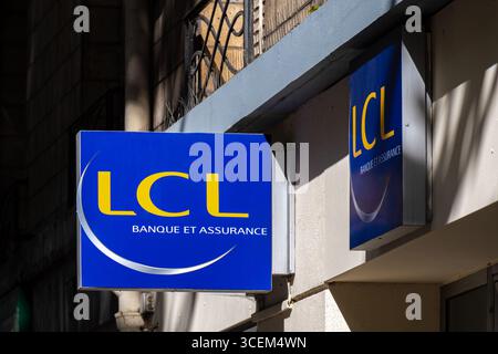 Enseigne et logo à l'extérieur d'une succursale LCL à Paris, France. LCL, anciennement crédit Lyonnais, est une banque française, filiale de crédit agricole S.A. Banque D'Images