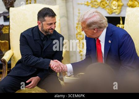 Washington, États-Unis. 18 août 2025. Le président ukrainien Volodymyr Zelensky rencontre le président Donald Trump dans le bureau ovale de la Maison Blanche à Washington, DC, le lundi 18 août 2025. Zelensky sera rejoint par un groupe de dirigeants européens alors qu’il rencontrera le président Trump dans un effort pour mettre fin à la guerre entre la Russie et l’Ukraine. Photo de Aaron Schwartz/UPI crédit : UPI/Alamy Live News Banque D'Images