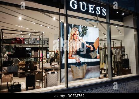 Cracovie, Pologne - 08 juillet 2025 : extérieur du magasin de vente au détail de Guess à Cracovie avec des étalages de mode et des accessoires Banque D'Images