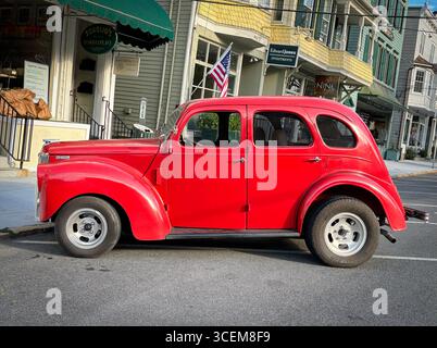 Une Ford Prefect rouge de 1951, une voiture britannique importée du Royaume-Uni. À Katonah, Westchester, New York. Banque D'Images
