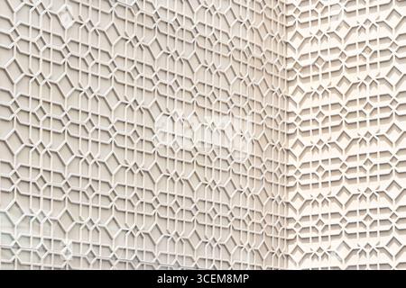 Motif mural en béton géométrique abstrait complexe avec des éléments de conception architecturale islamique présentant des formes d'étoiles imbriquées dubaï émirats arabes unis Banque D'Images