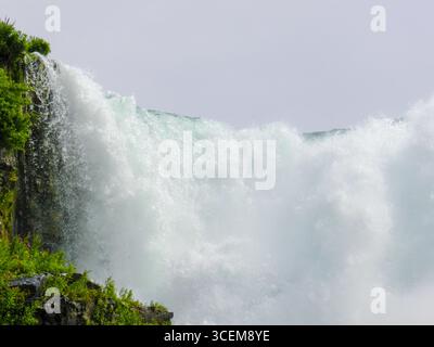 Gros plan de l'eau qui coule au-dessus du bord des chutes du Niagara Banque D'Images