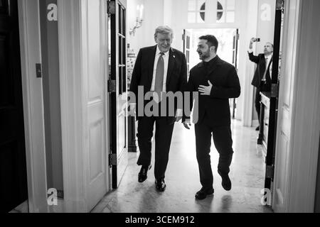 Washington, États-Unis. 18 août 2025. Le président américain Donald Trump, à gauche, escorte le président ukrainien Volodymyr Zelenskyy, à droite, à son arrivée à l'entrée de l'aile ouest de la Maison Blanche, le 18 août 2025 à Washington, DC crédit : document/photo de la Maison Blanche/Alamy Live News Banque D'Images