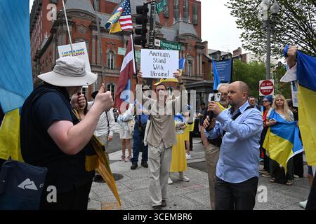 Washington, DC, États-Unis. 17 août 2025. 8/18/25 - la Maison Blanche Washington DC.le président Donald Trump accueille le président ukrainien Volodymyr Zelensky à la Maison Blanche. D'autres membres de l'Union européenne et de l'OTAN participeront au Sommet où ils tenteront de mettre fin à la guerre entre la Russie et l'Ukraine. Les manifestants étaient limités à l'extérieur du périmètre de la Maison Blanche en raison de la haute sécurité. (Crédit image : © Christy Bowe/ZUMA Press Wire) USAGE ÉDITORIAL SEULEMENT ! Non destiné à UN USAGE commercial ! Banque D'Images