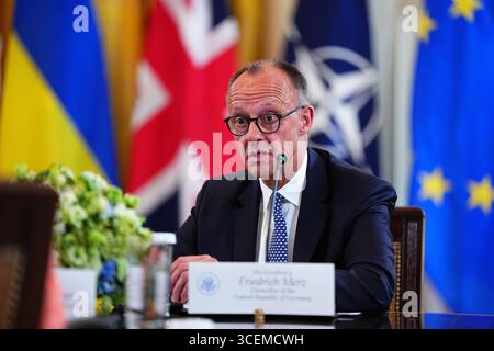 Anchorage, Alaska, États-Unis. 15 août 2025. Le chancelier allemand Friedrich Merz participe à une réunion multilatérale avec les dirigeants européens dans la salle est de la Maison Blanche à Washington, DC, États-Unis, le lundi 18 août, 2025. les dirigeants européens se trouvent à la Maison Blanche pour soutenir le Président Zelenskyy après avoir rencontré le Président Trumps avec le Président russe Vladimir Poutine à Anchorage (Alaska, États-Unis) le vendredi 15 août 2025. crédit : Aaron Schwartz/Pool via CNP/dpa/Alamy Live News Banque D'Images