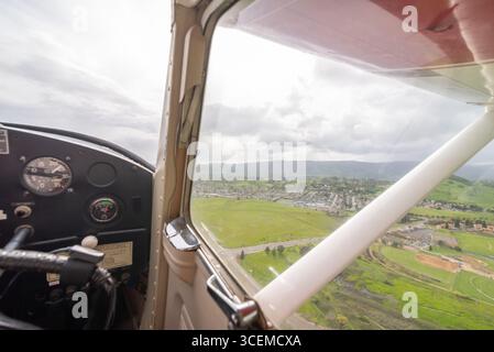 La vue depuis le siège de droite d'un petit avion monomoteur dans la vallée de Sacramento Banque D'Images