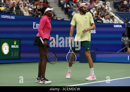 New York, New York, États-Unis. 18 août 2025. VENUS WILLIAMS et REILLY OPELKA tous deux des États-Unis lors de la séance d'entraînement avant l'US Open au centre national de tennis de l'USTA Billie Jean King. New York. (Crédit image : © Marcin Cholewinski/ZUMA Press Wire) USAGE ÉDITORIAL SEULEMENT ! Non destiné à UN USAGE commercial ! Crédit : ZUMA Press, Inc/Alamy Live News Banque D'Images
