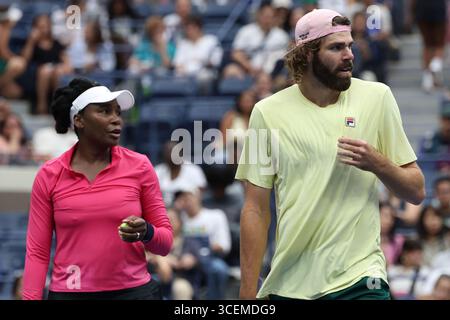 New York, New York, États-Unis. 18 août 2025. VENUS WILLIAMS et REILLY OPELKA tous deux des États-Unis lors de la séance d'entraînement avant l'US Open au centre national de tennis de l'USTA Billie Jean King. New York. (Crédit image : © Marcin Cholewinski/ZUMA Press Wire) USAGE ÉDITORIAL SEULEMENT ! Non destiné à UN USAGE commercial ! Crédit : ZUMA Press, Inc/Alamy Live News Banque D'Images