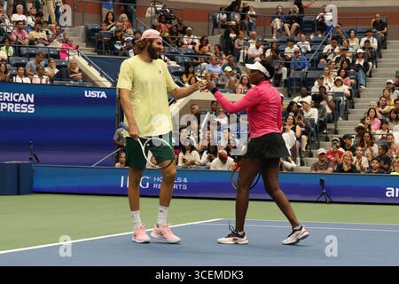 New York, New York, États-Unis. 18 août 2025. VENUS WILLIAMS et REILLY OPELKA tous deux des États-Unis lors de la séance d'entraînement avant l'US Open au centre national de tennis de l'USTA Billie Jean King. New York. (Crédit image : © Marcin Cholewinski/ZUMA Press Wire) USAGE ÉDITORIAL SEULEMENT ! Non destiné à UN USAGE commercial ! Crédit : ZUMA Press, Inc/Alamy Live News Banque D'Images