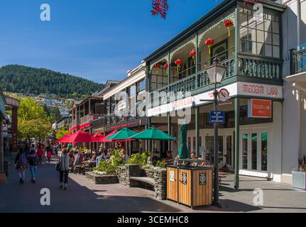 Boutiques et restaurants le long de Mall Street, Queenstown, Otago, île du Sud, Nouvelle-Zélande Banque D'Images