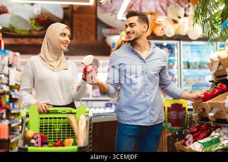 Couple de familles musulmanes à l'épicerie choisir des légumes au supermarché Banque D'Images