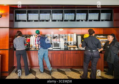 Les gens de se mettre en-cas au comptoir libre-service dans l'United Club, borne C, l'Aéroport International Liberty de Newark, New Jersey, USA Banque D'Images