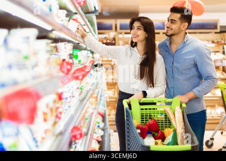 Épicerie familiale Shopping, couple arabe achetant de la nourriture dans le supermarché Banque D'Images