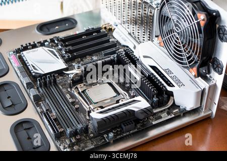 Processeur Intel Core i7-5930K Haswell-E 6-Core 3,5 GHZ LGA 2011-v3 140W pour PC de bureau installé sur une carte mère ASUS X99 Deluxe Banque D'Images