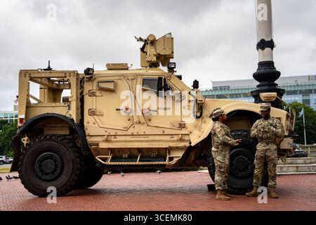 Washington, États-Unis. 18 août 2025. Des membres de la Garde nationale patrouillent devant la station Union à Washington, DC, le lundi 18 août 2025. La semaine dernière, le président Donald Trump a déployé la Garde nationale dans tout le district et placé la police métropolitaine sous contrôle fédéral afin d’aider à la prévention du crime. Photo de Bonnie Cash/UPI crédit : UPI/Alamy Live News Banque D'Images