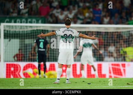 Elche, Espagne. 18 août 2025. ELCHE, ESPAGNE - 18 AOÛT : David Affengruber d'Elche CF réagit lors du match LaLiga EA Sports entre Elche CF et Real Betis Balompie au stade Manuel Martinez Valero le 18 août 2025 à Elche, Espagne. (Photo de Francisco Macia/photo Players images/Magara Press) crédit : Magara Press SL/Alamy Live News Banque D'Images