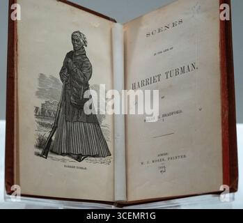 Livre de biographie de Harriet Tubman par Sarah H Bradford intitulé 'scènes dans la vie de Harriet Tubman', et photo de Tubman par John Darby, NY public Li Banque D'Images
