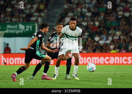 Elche, Espagne. 18 août 2025. ELCHE, ESPAGNE - 18 AOÛT : Alvaro Rodriguez d'Elche CF concourt pour le ballon lors du match LaLiga EA Sports entre Elche CF et Real Betis Balompie au stade Manuel Martinez Valero le 18 août 2025 à Elche, Espagne. (Photo de Francisco Macia/photo Players images/Magara Press) crédit : Magara Press SL/Alamy Live News Banque D'Images