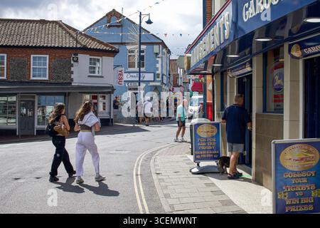 On voit des gens marcher dans les rues de Sheringham, une ville côtière du nord du Norfolk, en Angleterre – 2 septembre 2024. Banque D'Images