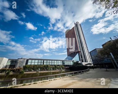 BARCELONE, ESPAGNE - 12 AVRIL 2025 : vue panoramique de la tour Hyatt Regency Barcelona, également connue sous le nom de tour Hesperia, surplombant le quartier Bellvitge à l' Banque D'Images