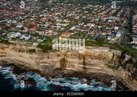 Vue aérienne de maisons le long de falaises de cisaillement, Diamond Bay, Sydney, New South Wales, Australia Banque D'Images