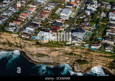 Vue aérienne de maisons le long de falaises de cisaillement, Diamond Bay, Sydney, New South Wales, Australia Banque D'Images