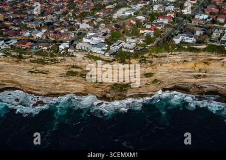 Vue aérienne de maisons le long de falaises de cisaillement, Bondi Junction, Sydney, New South Wales, Australia Banque D'Images