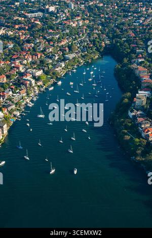 Vue aérienne de la petite baie de Sydney Harbour avec voiliers ancrés, Sydney, New South Wales, Australia Banque D'Images