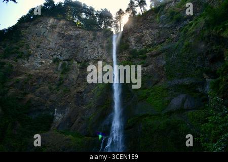 La lumière du matin crée un prisme dans les magnifiques chutes de Multnomah, dans la zone pittoresque nationale de la gorge du fleuve Columbia Banque D'Images