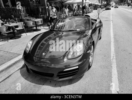 Miami Beach, Floride États-Unis - 8 juin 2024 : 2018 Porsche 718 Boxter couleur bleu à miami Beach. Porshche de voiture de luxe à Ocean Drive Miami Beach. Banque D'Images